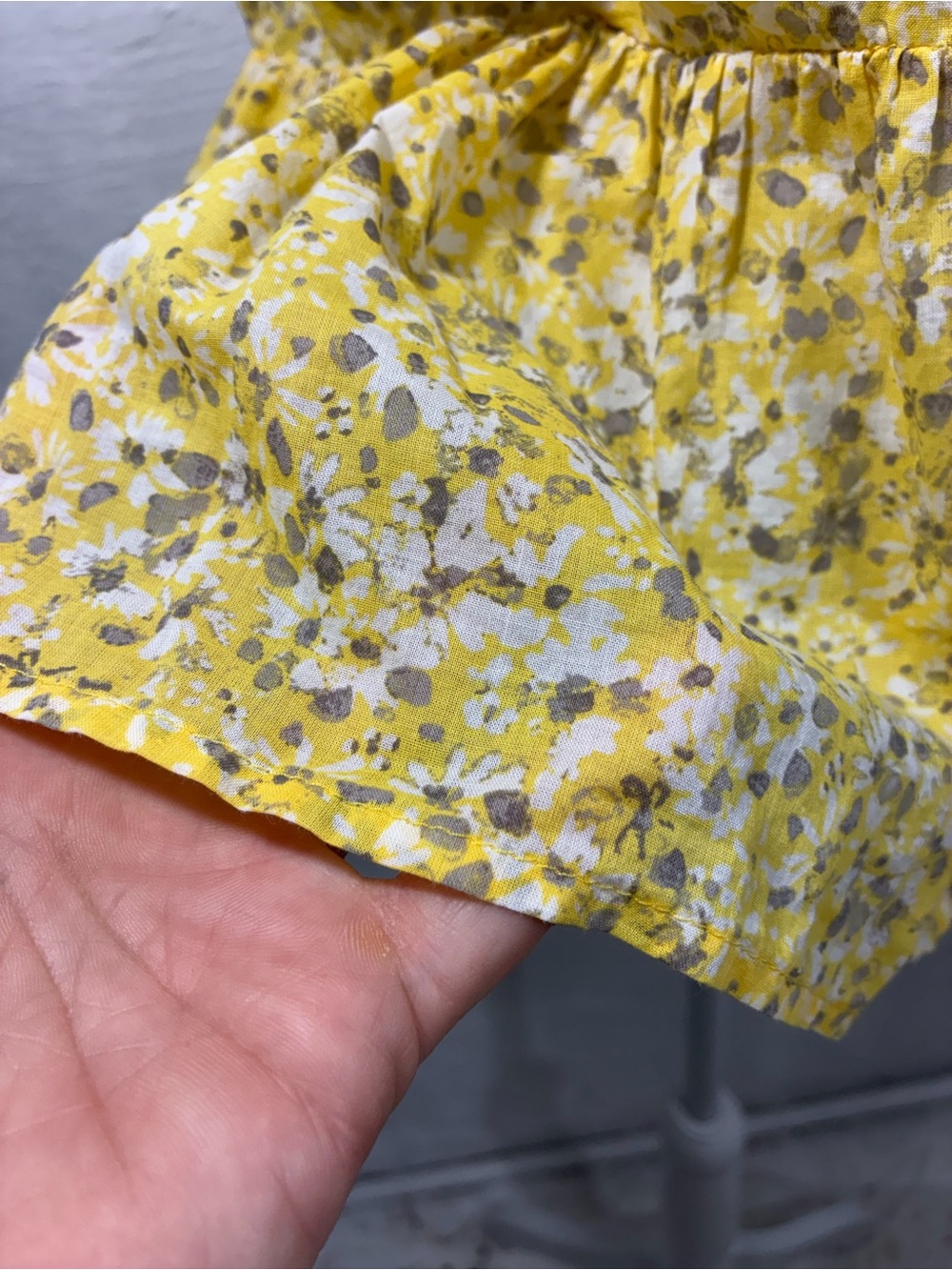 DIVIDED H&M FLORAL RUFFLE TOP - Picture 9 of 15